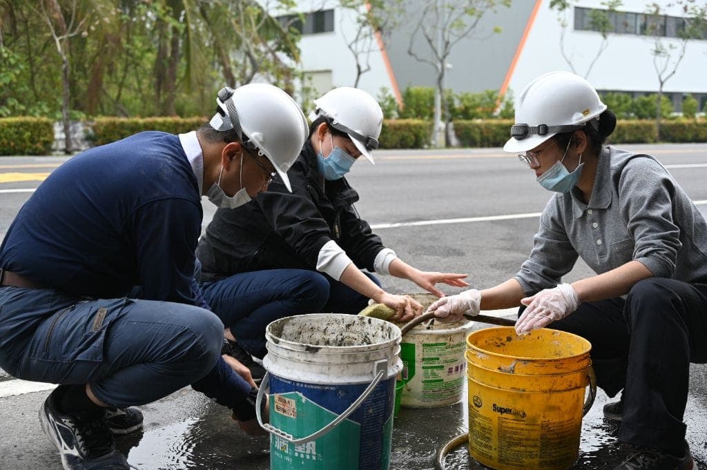 Young Volunteers Join Home Repairs, Witness the Hardships of Quake Survivors