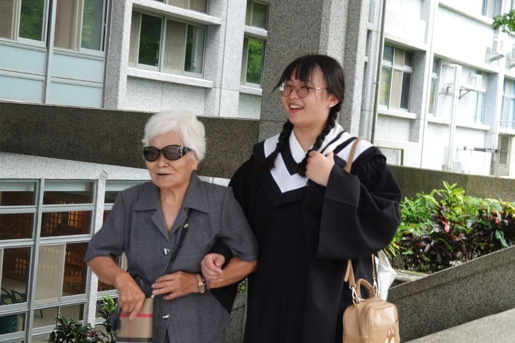 Fueled by Filial Piety, a Nursing Graduate Finds Her Calling