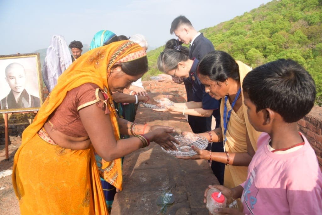 Vulture Peak gathering honors Buddhist teachings in India