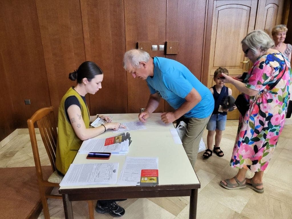 New pharmacy cards safeguard health for displaced elders in Poland