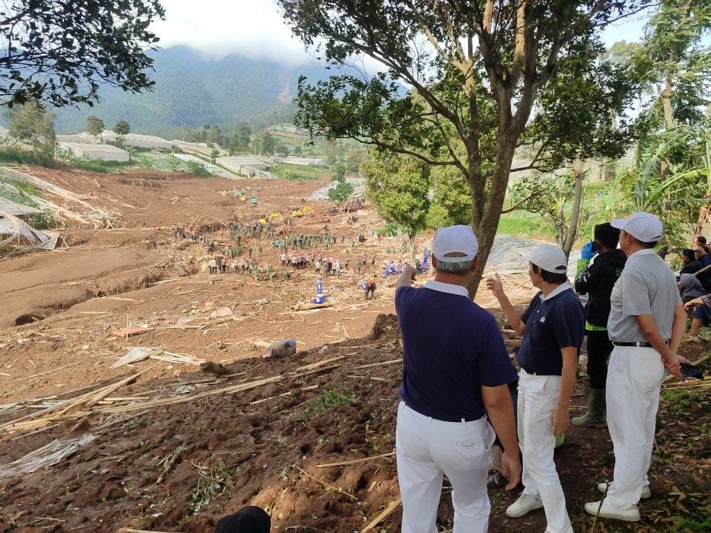 Aid reaches Cisarua landslide survivors in Indonesia