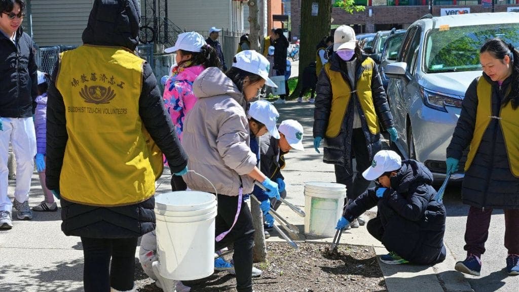 Youth volunteers transform local parks in Chicago to cherish the earth through action